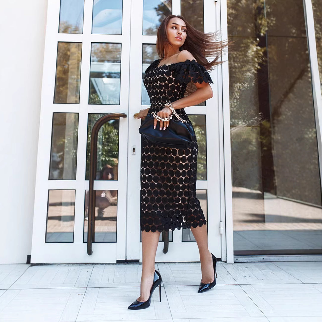 Kvinnors figurnära spetsklänning med off-shoulder design och voluminösa puffärmar Mirla-Eva Jonsson