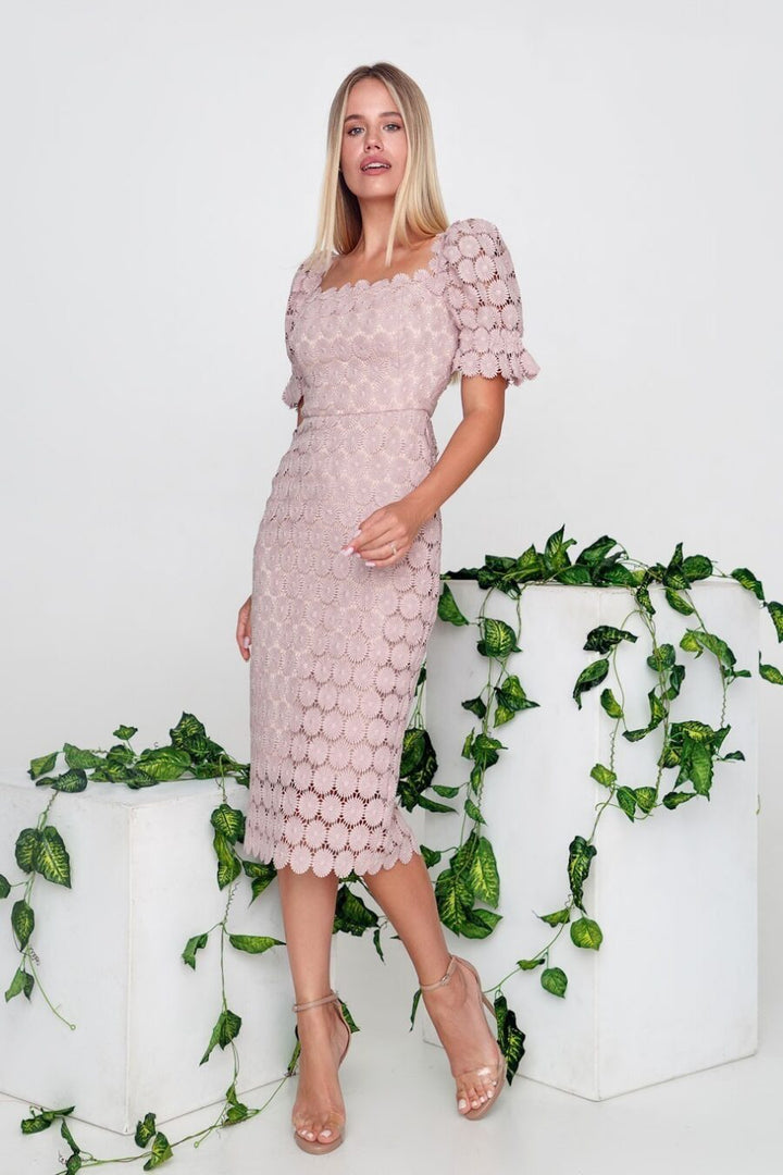 Kvinnors figurnära spetsklänning med off-shoulder design och voluminösa puffärmar Mirla-Eva Jonsson