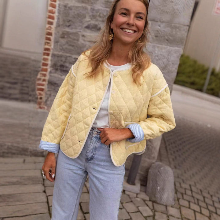 Kvinnors figurnära vadderad jacka med fickor och rund hals Mirla-Eva Jonsson