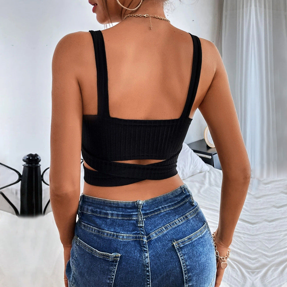 Kvinnors figursydda crop top med utskärningsdetaljer och modern ribbad design Mirla-Eva Jonsson