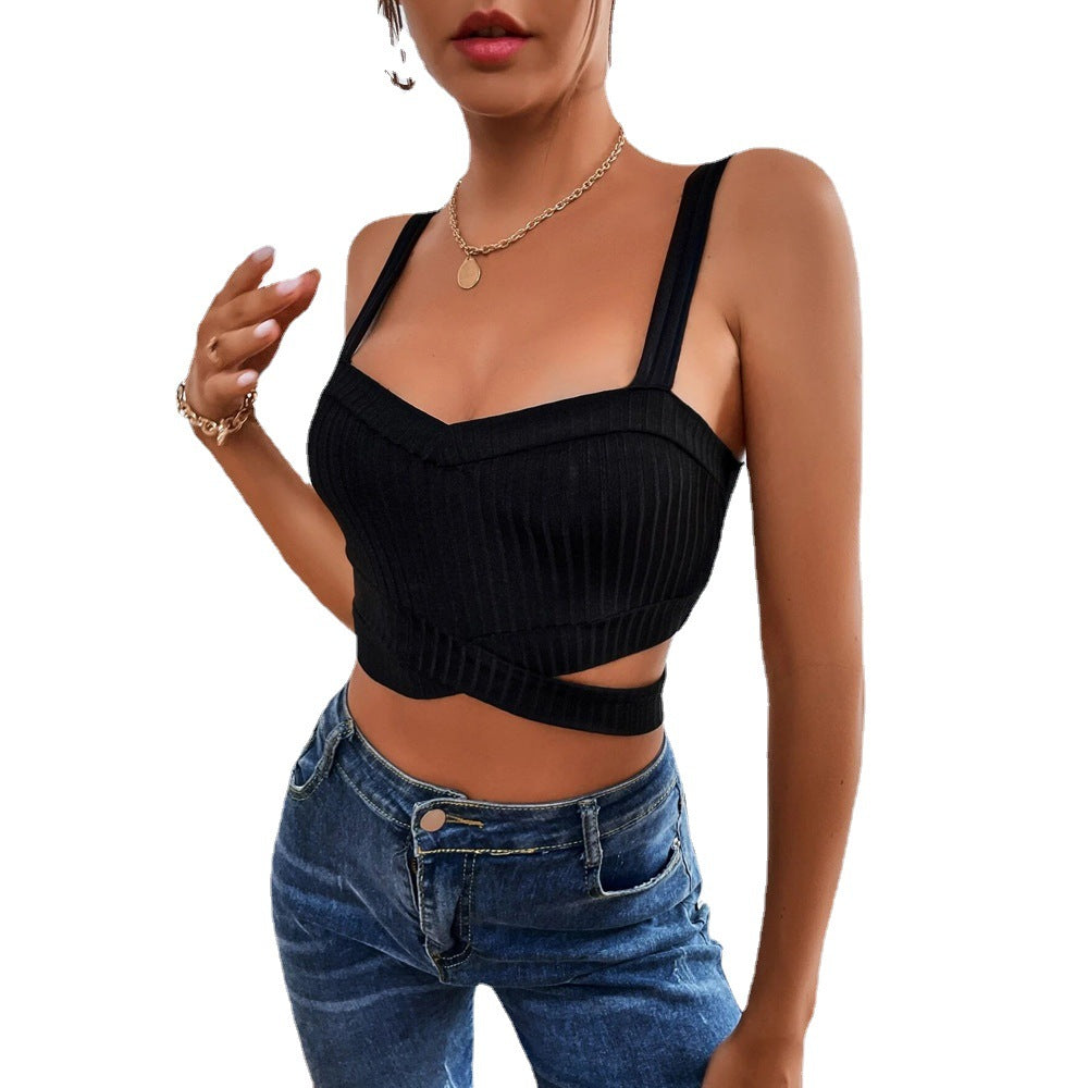 Kvinnors figursydda crop top med utskärningsdetaljer och modern ribbad design Mirla-Eva Jonsson
