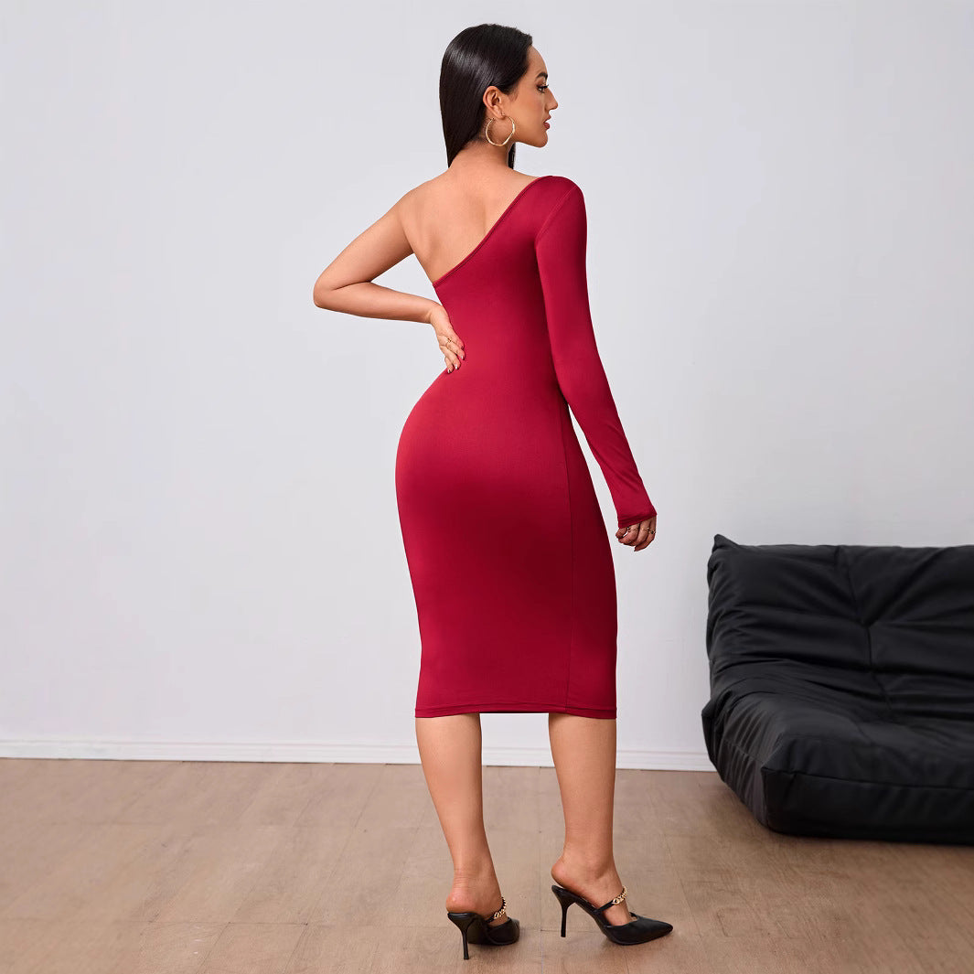 Kvinnors figursydda cut-out midi klänning med asymmetrisk design och långa ärmar Mirla-Eva Jonsson