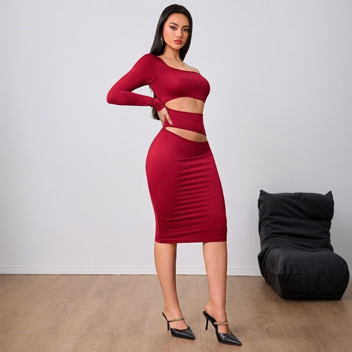 Kvinnors figursydda cut-out midi klänning med asymmetrisk design och långa ärmar Mirla-Eva Jonsson