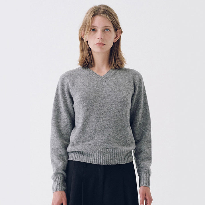 Kvinnors finstickad pullover med V-ringning och breda manschetter Mirla-Eva Jonsson