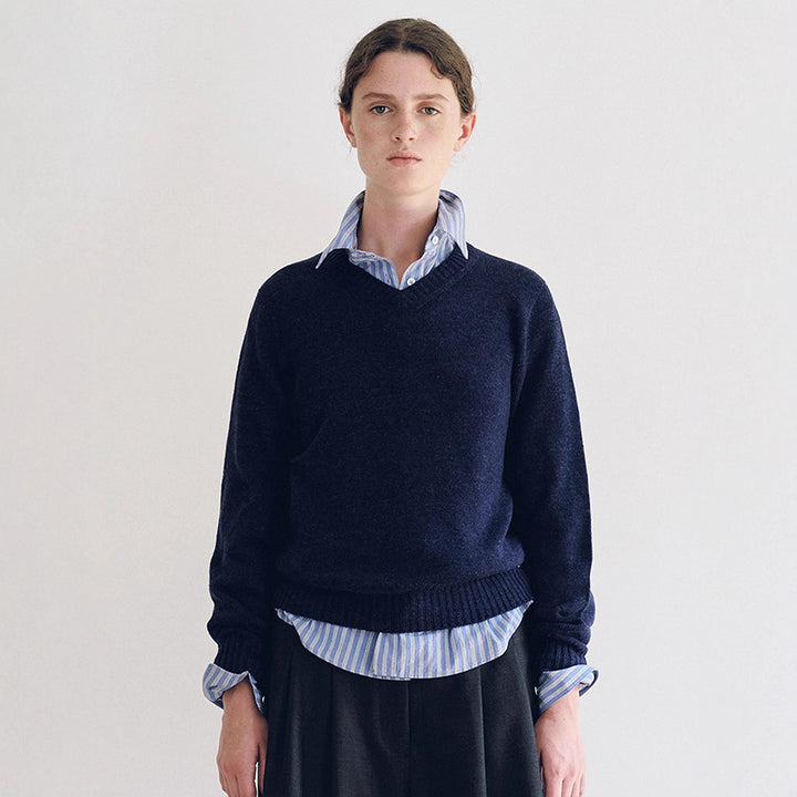 Kvinnors finstickad pullover med V-ringning och breda manschetter Mirla-Eva Jonsson