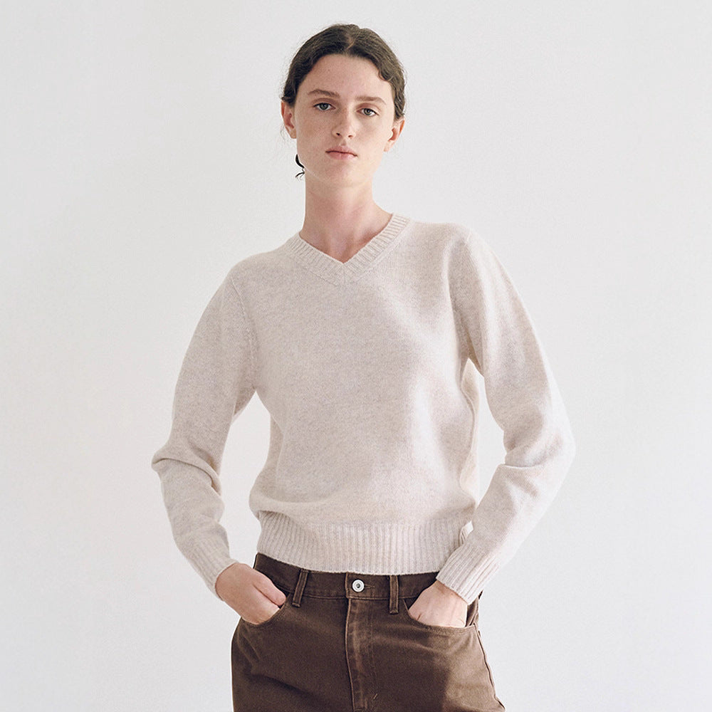 Kvinnors finstickad pullover med V-ringning och breda manschetter Mirla-Eva Jonsson