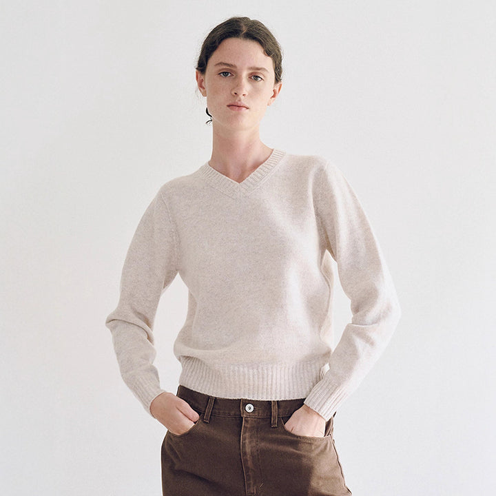 Kvinnors finstickad pullover med V-ringning och breda manschetter Mirla-Eva Jonsson