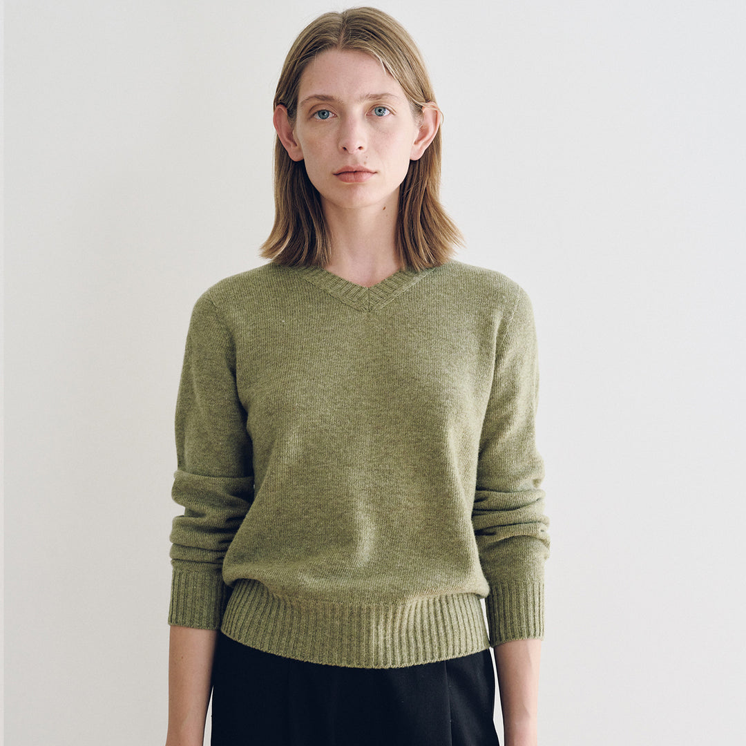 Kvinnors finstickad pullover med V-ringning och breda manschetter Mirla-Eva Jonsson