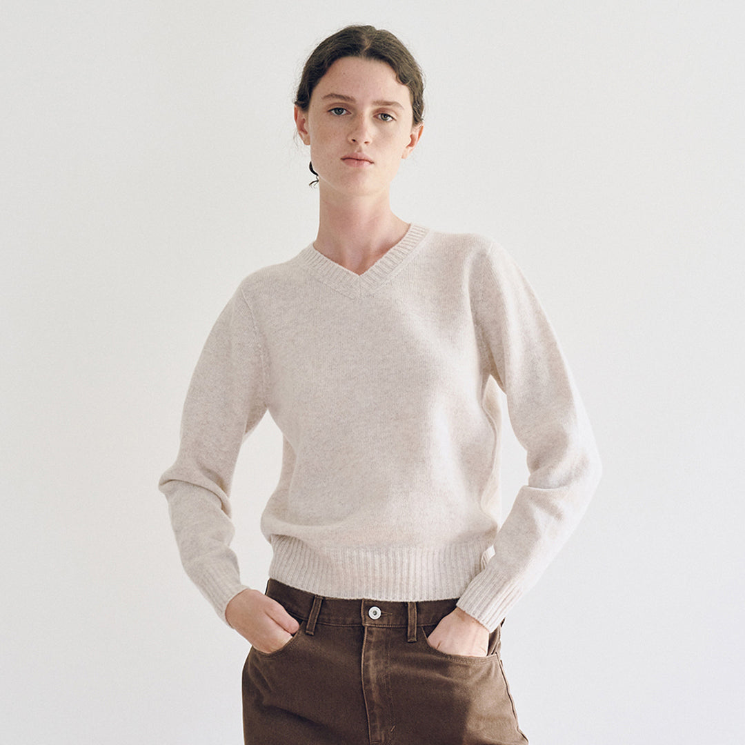 Kvinnors finstickad pullover med V-ringning och breda manschetter Mirla-Eva Jonsson
