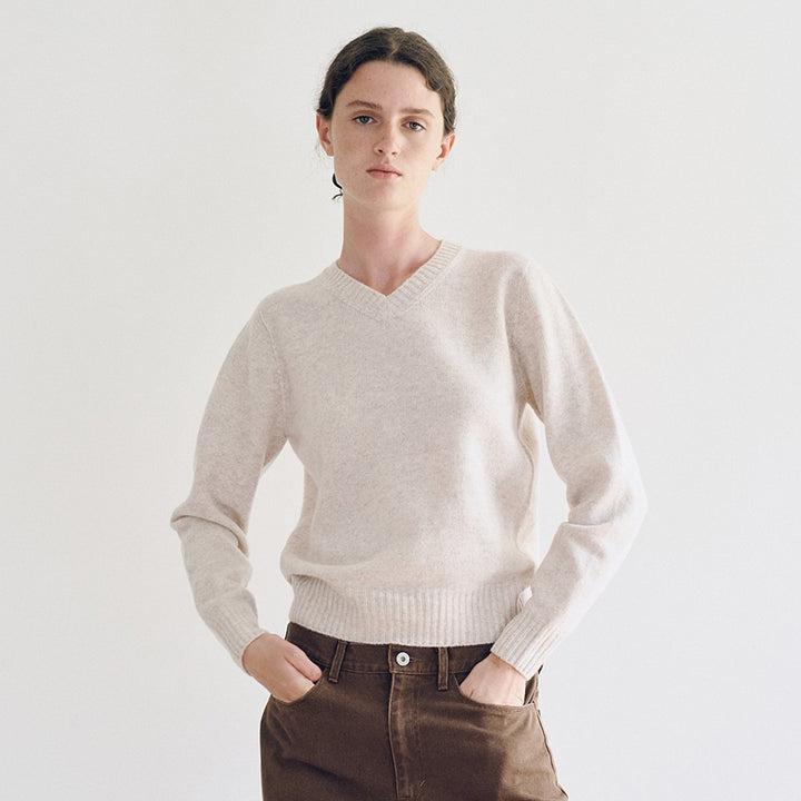 Kvinnors finstickad pullover med V-ringning och breda manschetter Mirla-Eva Jonsson