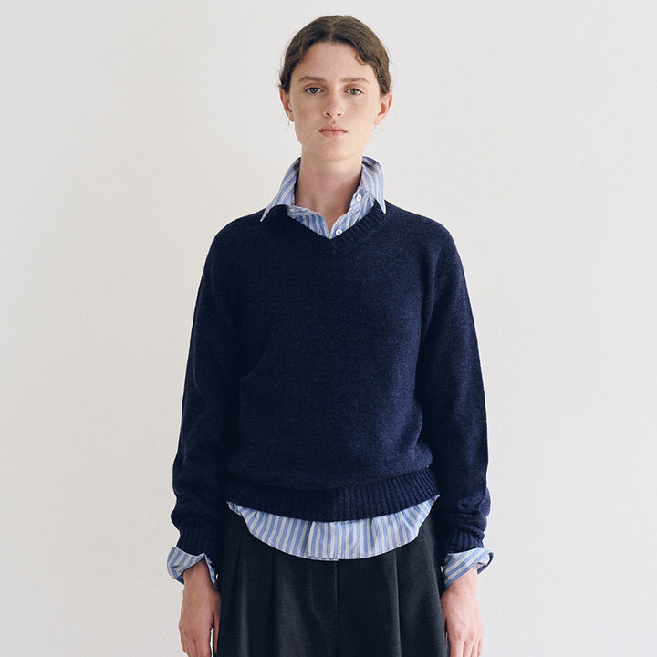 Kvinnors finstickad pullover med V-ringning och breda manschetter Mirla-Eva Jonsson