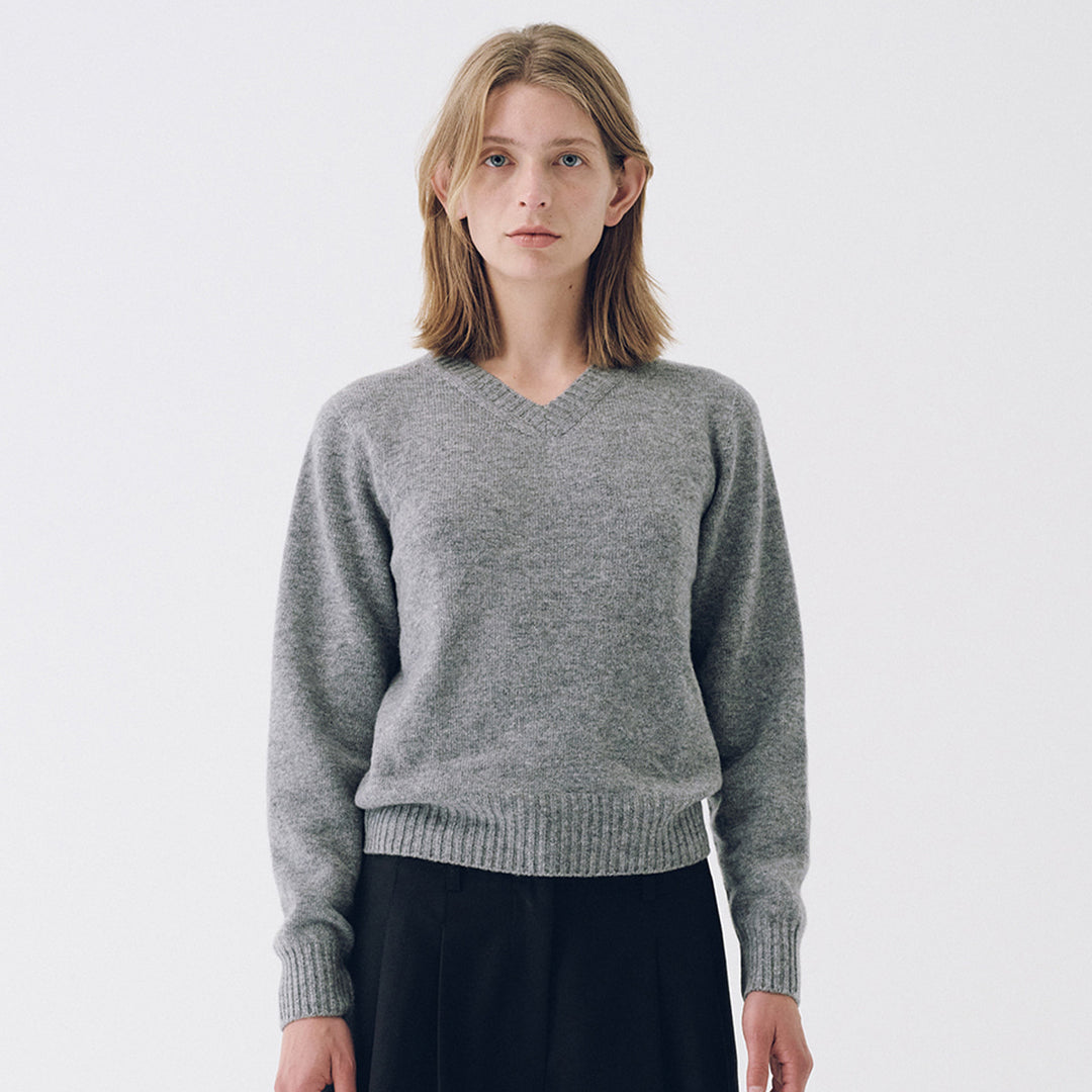 Kvinnors finstickad pullover med V-ringning och breda manschetter Mirla-Eva Jonsson