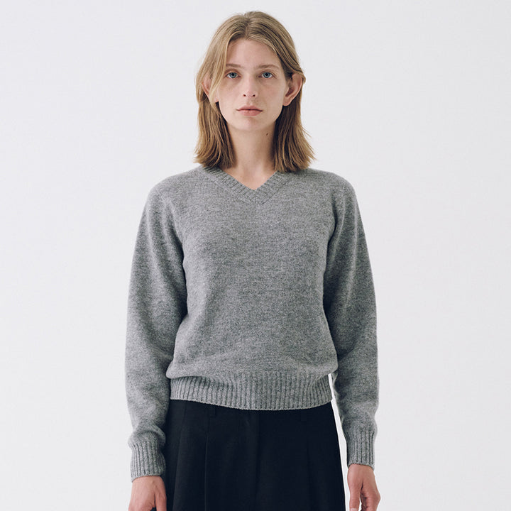 Kvinnors finstickad pullover med V-ringning och breda manschetter Mirla-Eva Jonsson