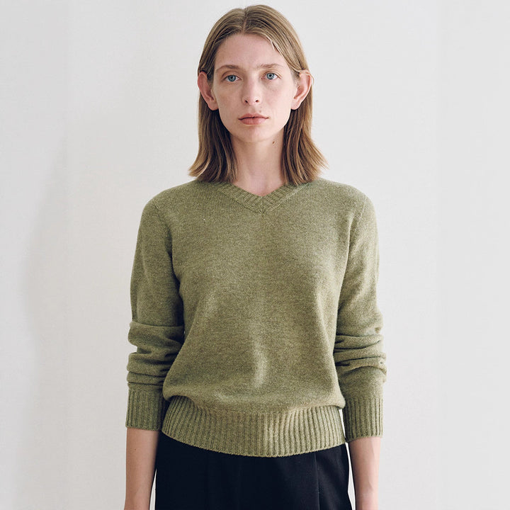 Kvinnors finstickad pullover med V-ringning och breda manschetter Mirla-Eva Jonsson