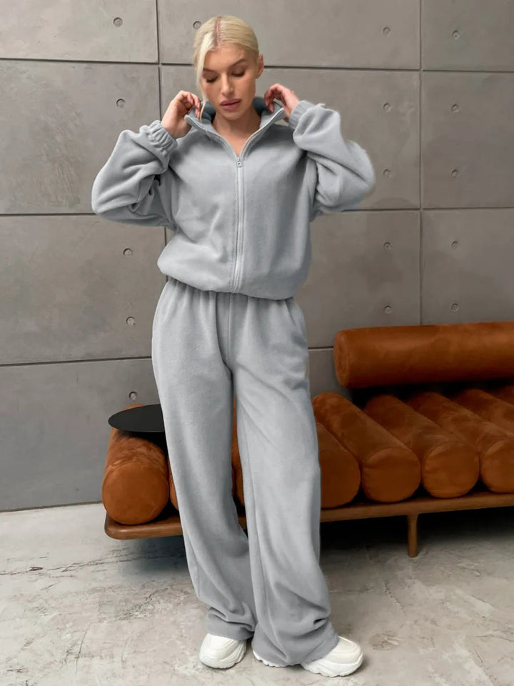 Kvinnors fleece joggingset med hög krage och vida byxor Mirla-Eva Jonsson