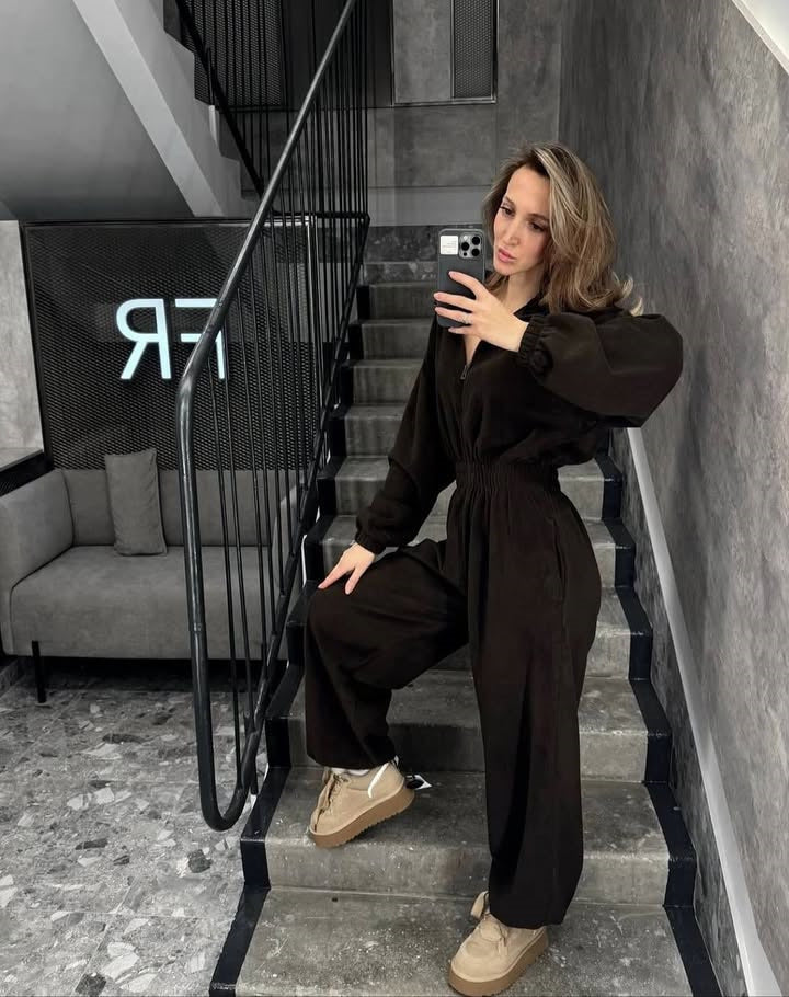 Kvinnors fleece jumpsuit med hög krage och elastisk midja-Eva Jonsson