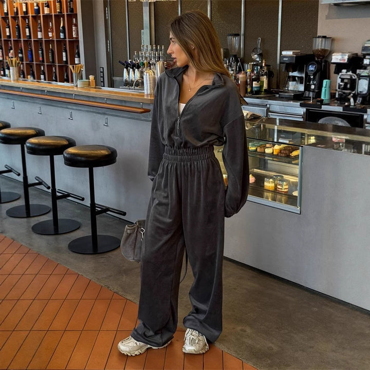 Kvinnors fleece jumpsuit med stiliga dragkedjedetaljer och elastisk midja Mirla-Eva Jonsson