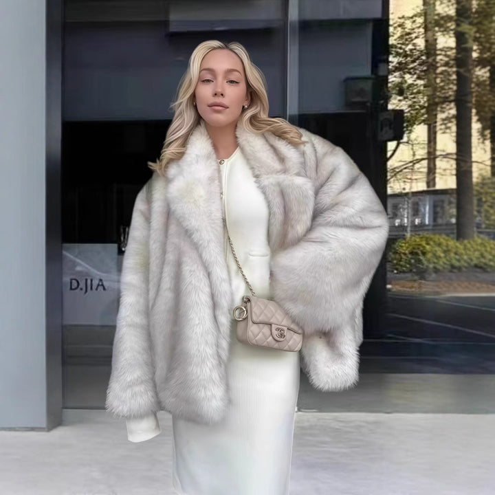 Kvinnors fleece pälsjacka med skimrande detaljer och voluminös passform-Eva Jonsson