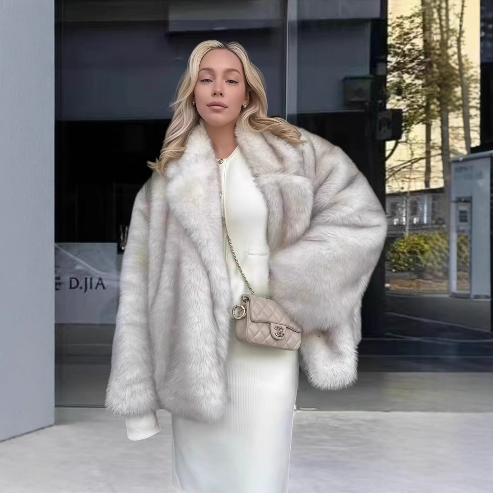 Kvinnors fleece pälsjacka med skimrande detaljer och voluminös passform-Eva Jonsson