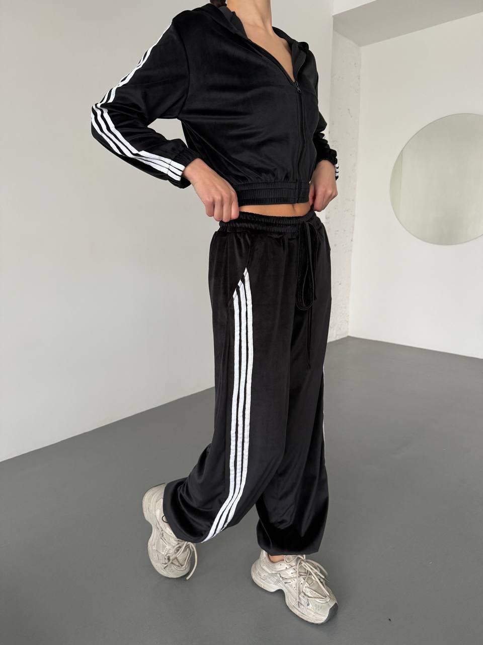 Kvinnors fleece sportdräkt med croppad jacka och bekvämt vida byxor Mirla-Eva Jonsson