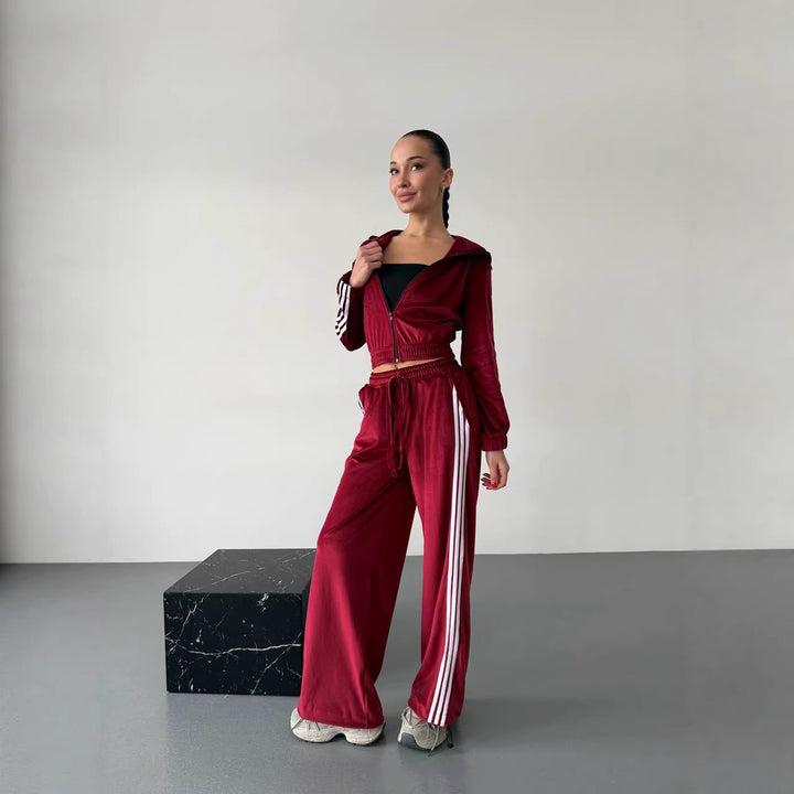 Kvinnors fleece sportdräkt med croppad jacka och bekvämt vida byxor Mirla-Eva Jonsson