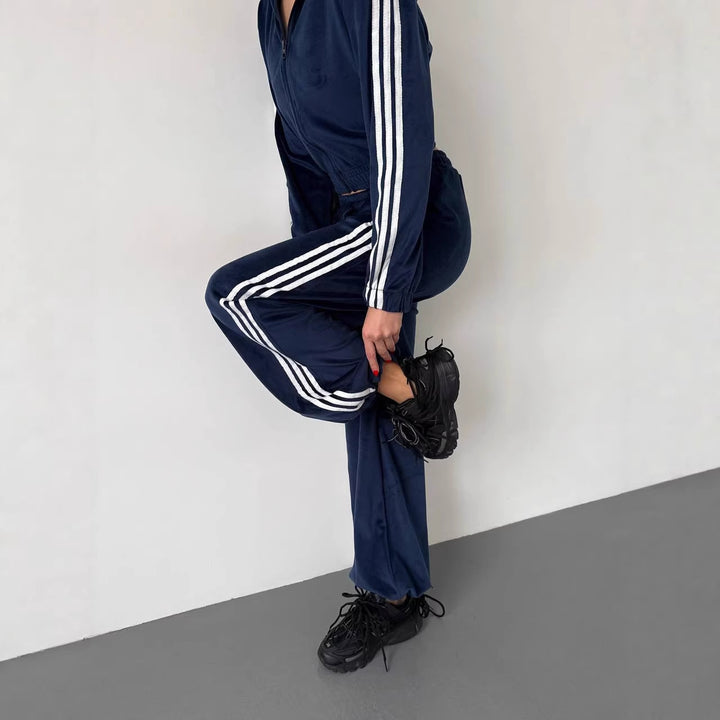 Kvinnors fleece sportdräkt med croppad jacka och bekvämt vida byxor Mirla-Eva Jonsson