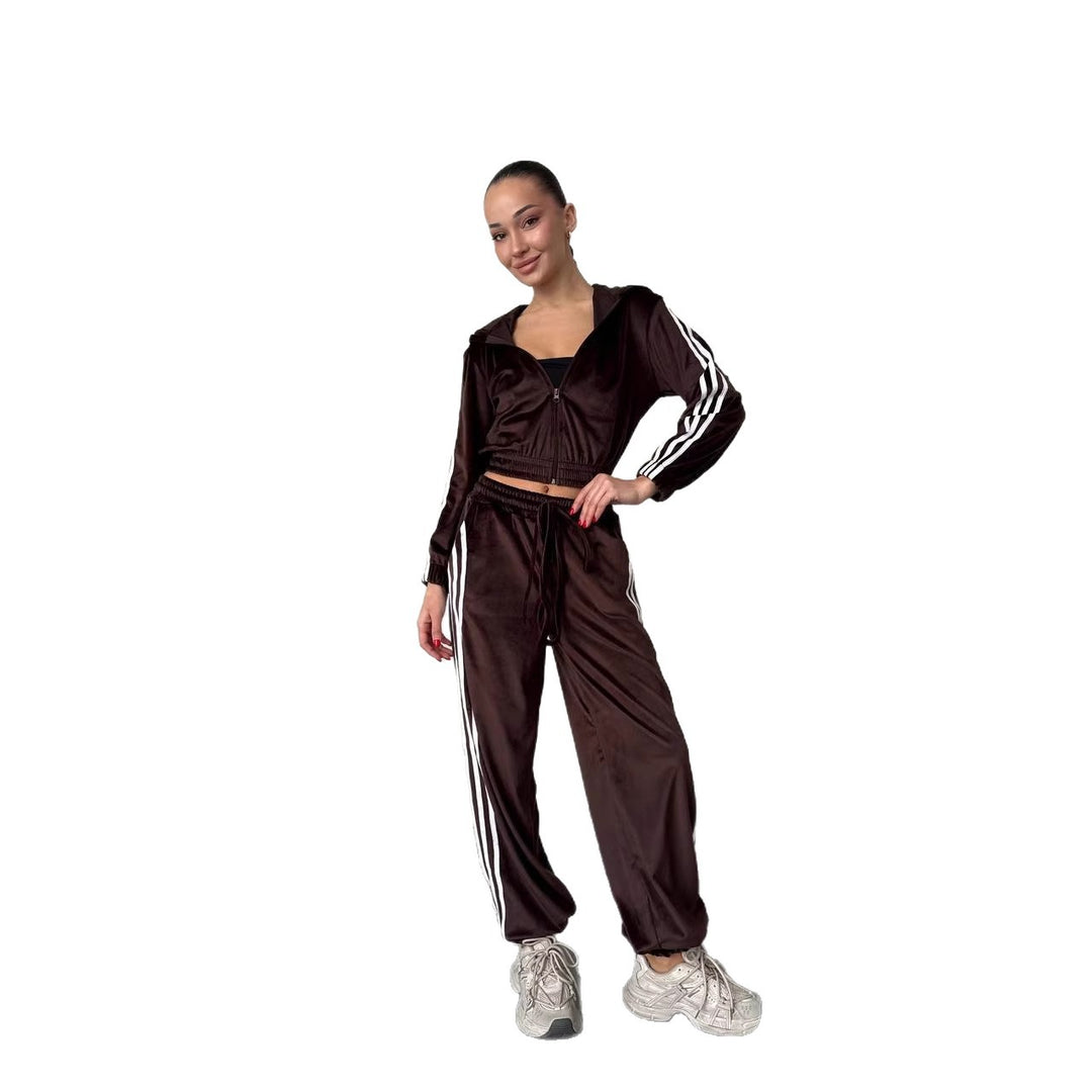 Kvinnors fleece sportdräkt med croppad jacka och bekvämt vida byxor Mirla-Eva Jonsson