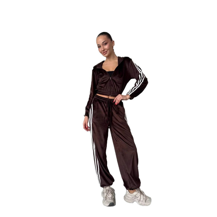 Kvinnors fleece sportdräkt med croppad jacka och bekvämt vida byxor Mirla-Eva Jonsson