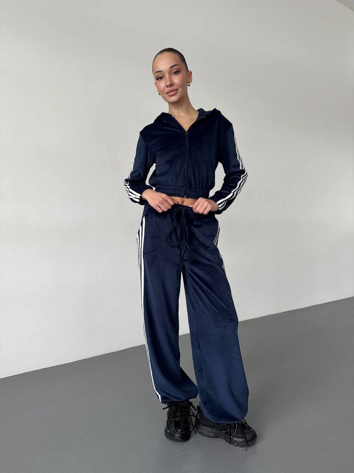 Kvinnors fleece sportdräkt med croppad jacka och bekvämt vida byxor Mirla-Eva Jonsson