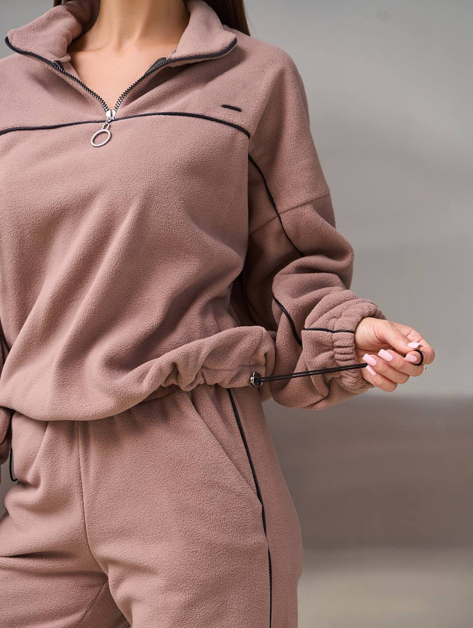 Kvinnors fleece träningsdräkt med hög krage och praktiska dragkedjedetaljer Mirla-Eva Jonsson