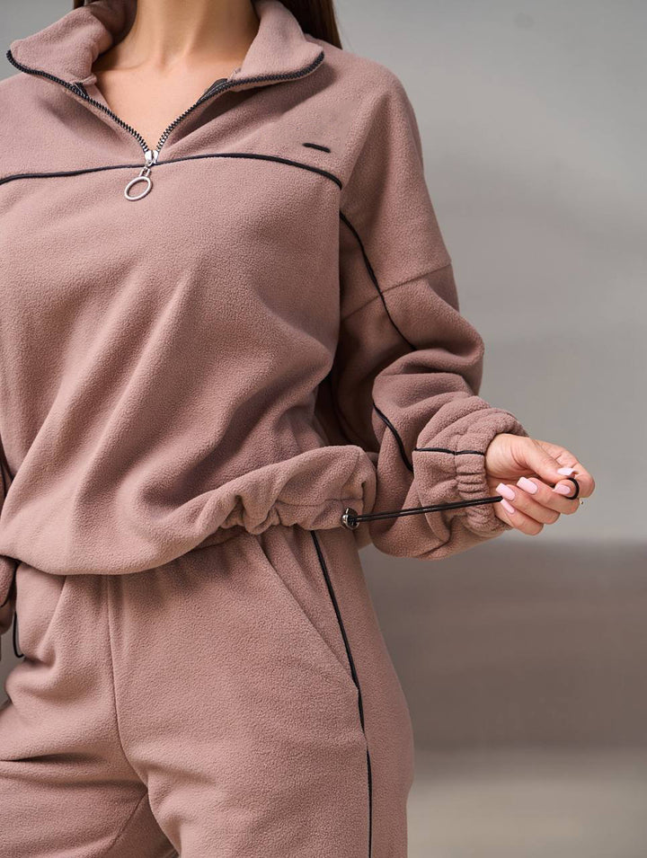 Kvinnors fleece träningsdräkt med hög krage och praktiska dragkedjedetaljer Mirla-Eva Jonsson
