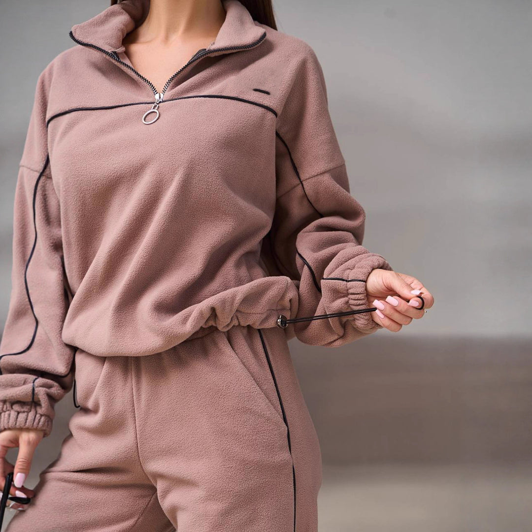 Kvinnors fleece träningsdräkt med hög krage och praktiska dragkedjedetaljer Mirla-Eva Jonsson
