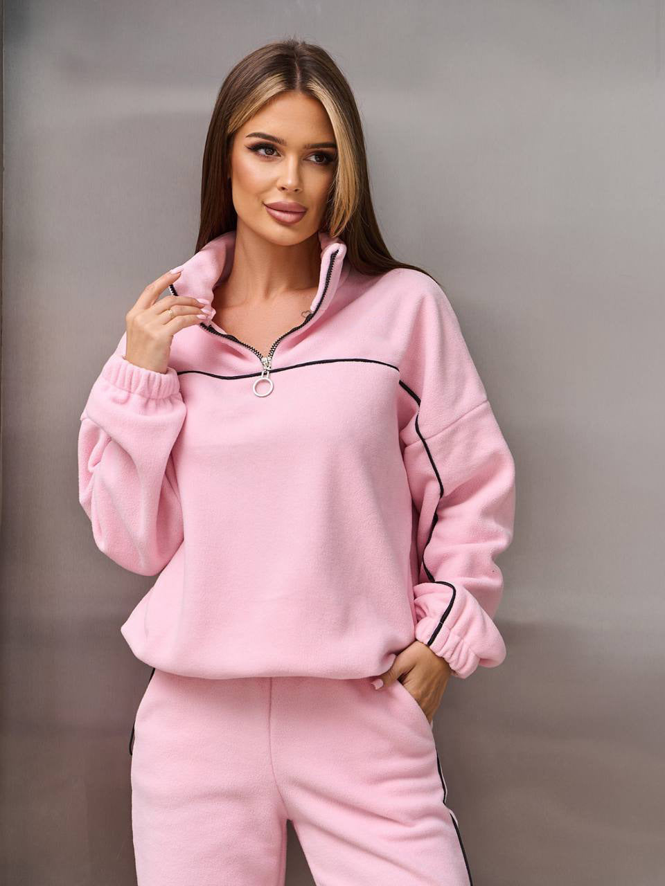 Kvinnors fleece träningsdräkt med hög krage och praktiska dragkedjedetaljer Mirla-Eva Jonsson