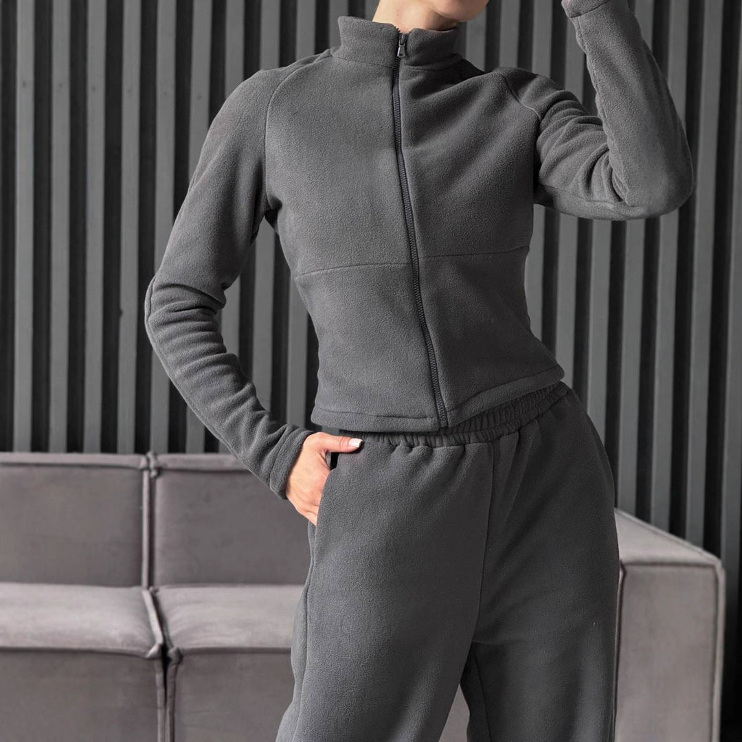 Kvinnors fleece-träningsdräkt med hög krage och praktiska fickor Mirla-Eva Jonsson