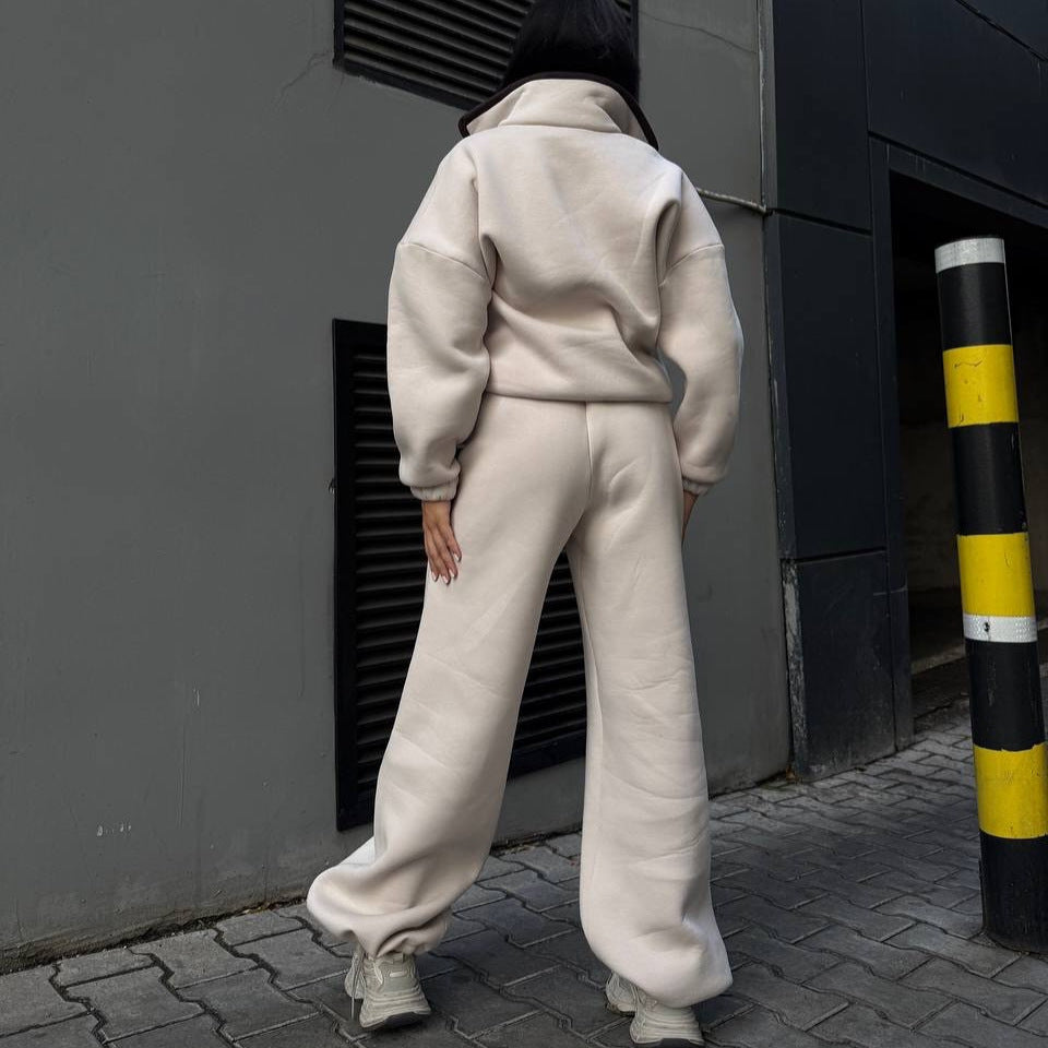 Kvinnors fleece träningsdräkt med hög krage och praktiska fickor Mirla-Eva Jonsson