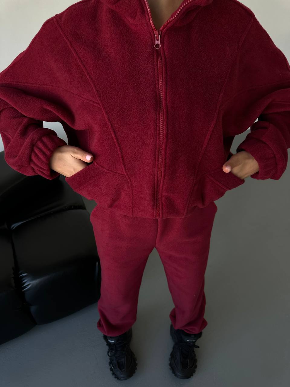 Kvinnors fleece träningsdräkt med moderiktig ståkrage och praktiska fickor-Eva Jonsson