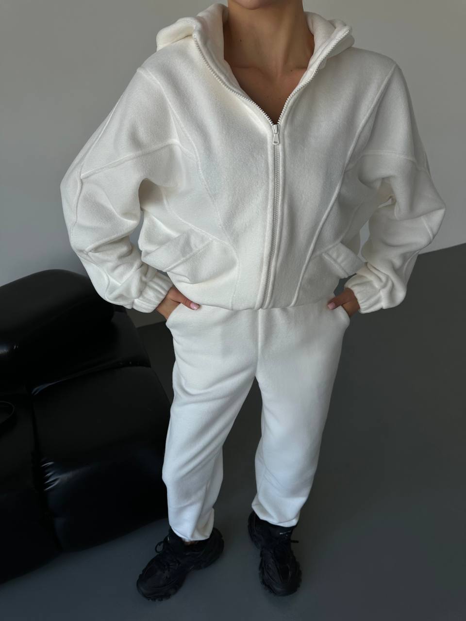 Kvinnors fleece träningsdräkt med moderiktig ståkrage och praktiska fickor-Eva Jonsson
