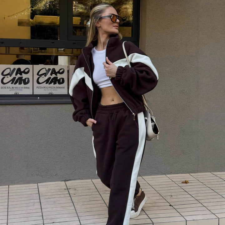 Kvinnors fleece träningsdräkt med modern dragkedja och randig design Mirla-Eva Jonsson