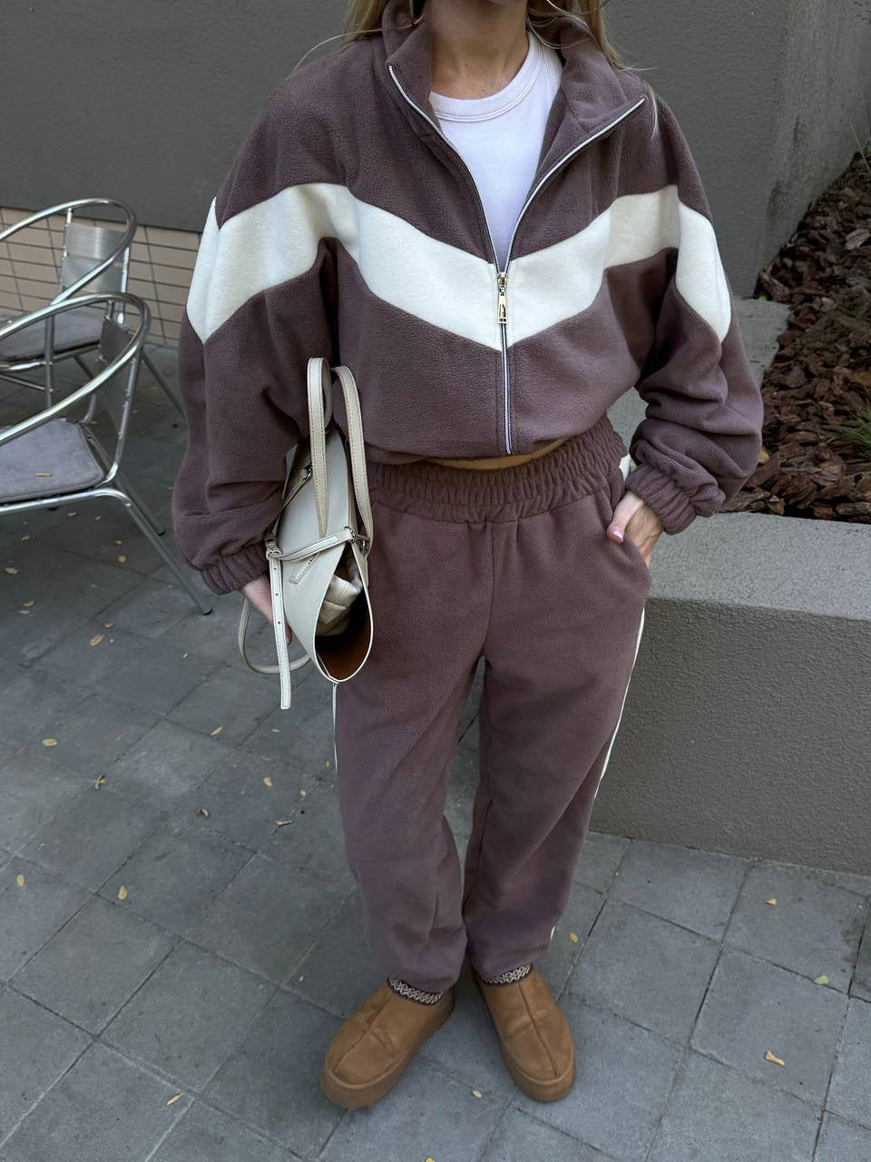Kvinnors fleece träningsdräkt med modern dragkedja och randig design Mirla-Eva Jonsson