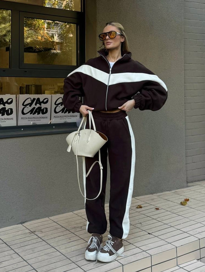 Kvinnors fleece träningsdräkt med modern dragkedja och randig design Mirla-Eva Jonsson
