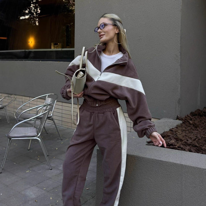 Kvinnors fleece träningsdräkt med modern dragkedja och randig design Mirla-Eva Jonsson