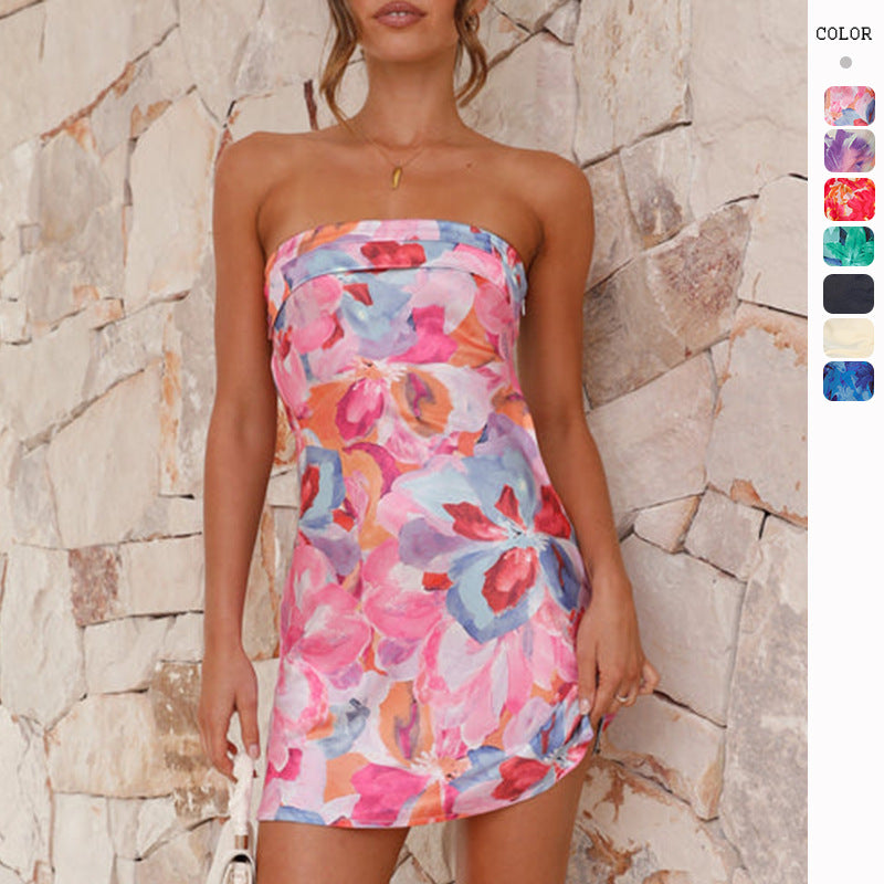 Kvinnors flirtiga minikjol i bandeau-stil med blommiga accenter och svängande nederkant-Eva Jonsson