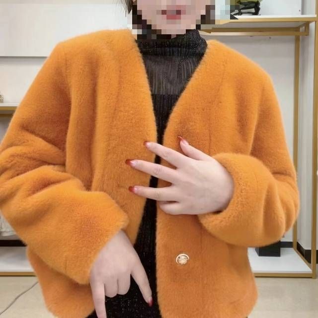 Kvinnors fluffig kort jacka med eleganta knappar Mirla-Eva Jonsson