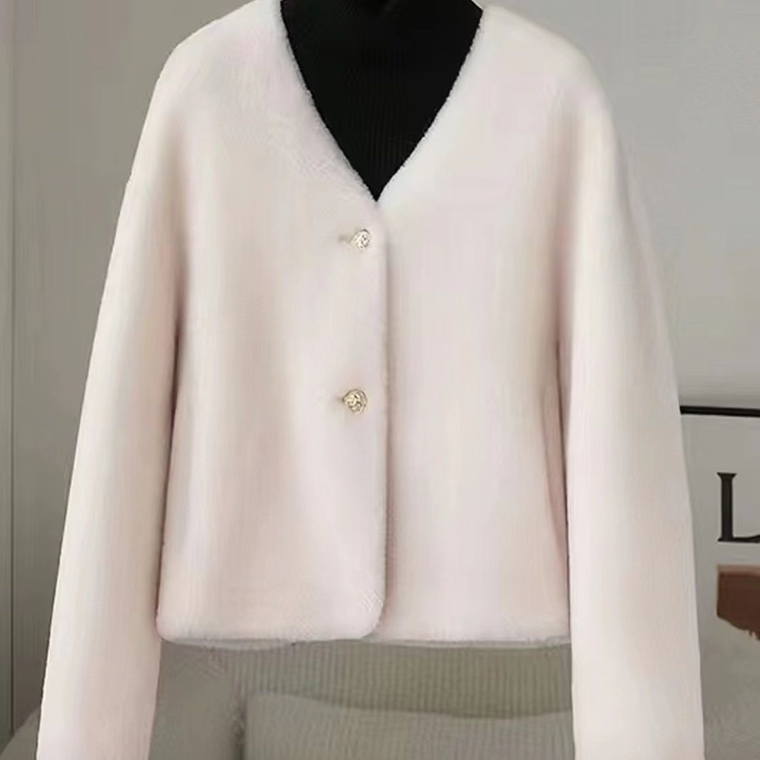 Kvinnors fluffig kort jacka med eleganta knappar Mirla-Eva Jonsson