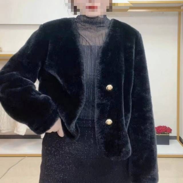Kvinnors fluffig kort jacka med eleganta knappar Mirla-Eva Jonsson