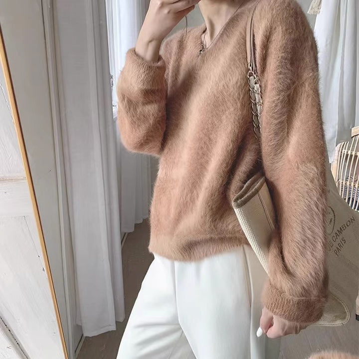 Kvinnors fluffiga V-hals tröja med mjukt material och avslappnad passform Mirla-Eva Jonsson
