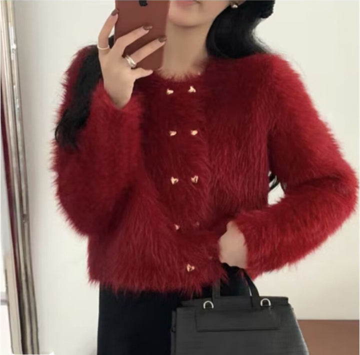 Kvinnors fluffiga cardigan med dekorativa gyllene knappar Mirla-Eva Jonsson