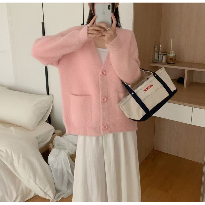 Kvinnors fluffiga knapcardigan med eleganta fickor Mirla-Eva Jonsson