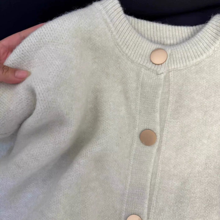 Kvinnors fluffiga kofta med stora knappar Mirla-Eva Jonsson
