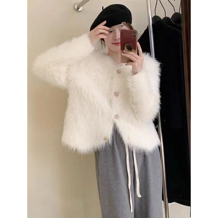 Kvinnors fluffiga korta jacka med eleganta knapppdetaljer Mirla-Eva Jonsson